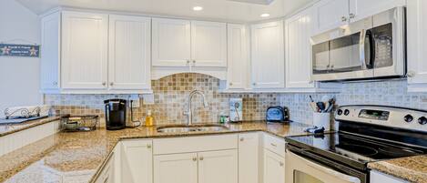 ثلاجة، ميكروويف، فرن، موقد طهي مسطح