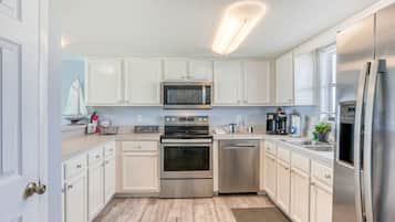 ثلاجة، ميكروويف، فرن، موقد طهي مسطح