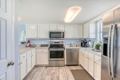 Beachfront getaway with ocean views, washer/dryer & AC - snowbirds welcome