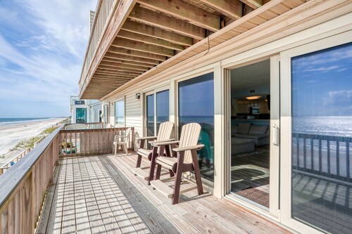 Beachfront getaway with ocean views, washer/dryer & AC - snowbirds welcome