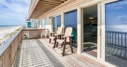 Beachfront getaway with ocean views, washer/dryer & AC - snowbirds welcome