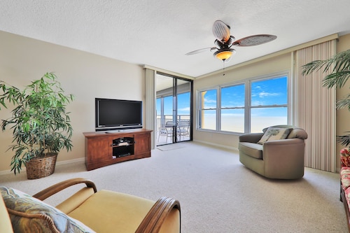 Spacious oceanfront condo with shared pool and tennis courts