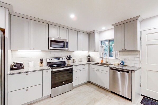 Kühlschrank, Mikrowelle, Ofen, Herdplatte