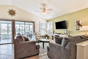 TV - Charming home with pool, patio, tennis, central AC, & washer/dryer (St. Augustine)