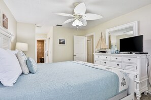 3 bedrooms, iron/ironing board, free WiFi, bed sheets - Charming home with pool, patio, tennis, central AC, & washer/dryer (St. Augustine)