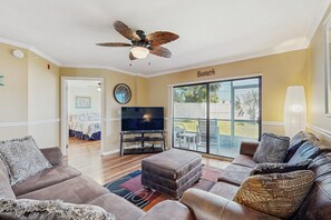 تلفزيون، مشغل دي في دي، كُتُب