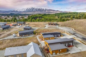 Zona residencial con varias casas y un estacionamiento.
