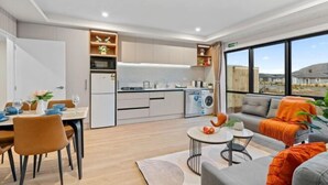 Un apartamento moderno con cocina, comedor y sala de estar.