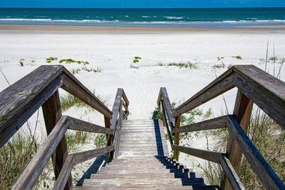 Ocean view 'Atlantic dream' w/pool & spa, wraparound balcony, steps to beach