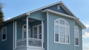 Ein zweigeschossiges Haus mit Balkon und Garage.