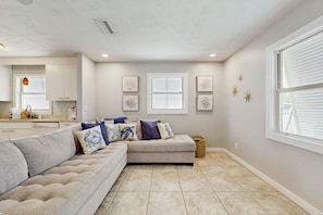 TV - Spacious beach house with private pool, firepit and enclosed yard (St. Augustine)