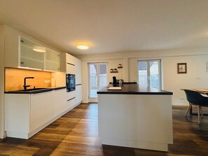 Frigorifero, forno, piano cottura, lavastoviglie