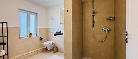 Douche, articles de toilette gratuits, sèche-cheveux