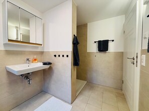 Dusche, Haartrockner, Handtücher