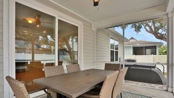 تناول الطعام بالخارج