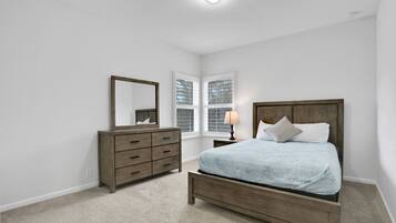 4 عدّة غرف نوم ومكواة/لوح كي وخدمة الإنترنت