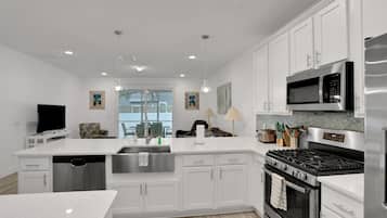 ثلاجة، ميكروويف، فرن، موقد طهي مسطح