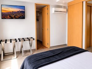 Standard Apartment, City View | In-room safe, free WiFi - Best bang for your buck in Laureles (Medellín)