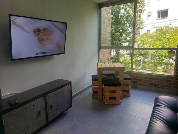 40-吋平面電視,提供有線頻道