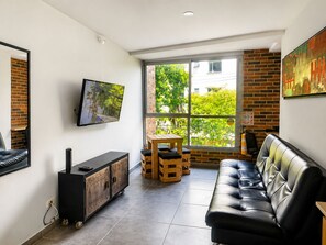 40-inch flat-screen TV with cable channels - Best bang for your buck in Laureles (Medellín)