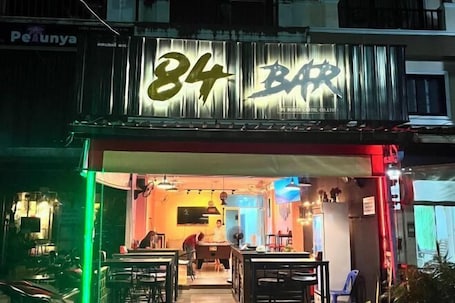 Fachada. 84 Bar & Guesthouse