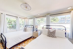 4 عدّة غرف نوم ومكتب ومكواة/لوح كي وسرير سفر