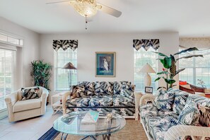 Fernseher, DVD-Player, Bücher, Stereoanlage