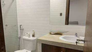 Serviettes fournies, savon, papier toilette