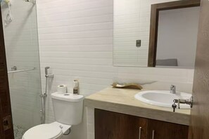 Serviettes fournies, savon, papier toilette