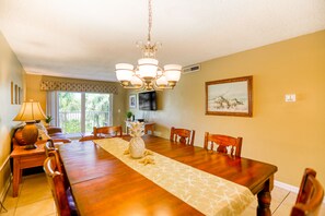 Dining - Ocean view condo in beachfront resort with WiFi, central AC, 2 pools, & tennis (St. Augustine)
