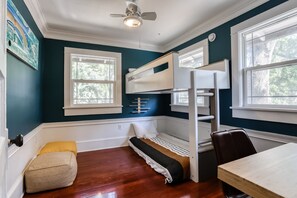 3 Schlafzimmer, Schreibtisch, Bügeleisen/Bügelbrett, kostenloses WLAN