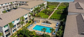 Oceanfront Townhouse with Shared Pools, Ocean View, WiFi, W/D, and Central AC