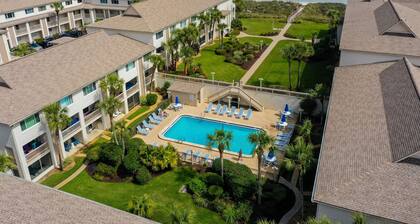 Oceanfront Townhouse with Shared Pools, Ocean View, WiFi, W/D, and Central AC