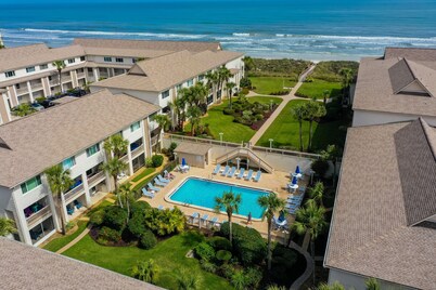 Oceanfront Townhouse with Shared Pools, Ocean View, WiFi, W/D, and Central AC
