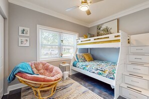 4 Schlafzimmer, Schreibtisch, Bügeleisen/Bügelbrett, kostenloses WLAN