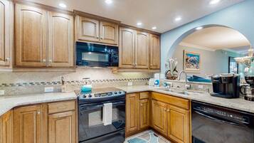 Coffee/tea maker, fridge, microwave, oven