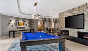 Game room - Cozy Private 1 Bedroom apartment in Revere with central AC and 24hr gym access (Revere)