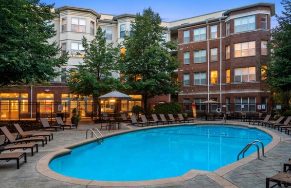Outdoor pool - Cozy Private 1 Bedroom apartment in Revere with central AC and 24hr gym access (Revere)