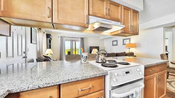 ثلاجة، ميكروويف، فرن، موقد طهي مسطح