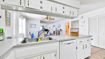 ثلاجة، ميكروويف، فرن، موقد طهي مسطح