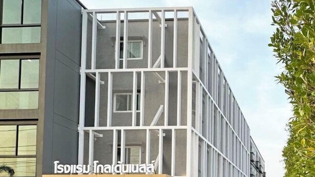 Un edificio moderno con fachada de vidrio y un letrero que dice "Tsoisui Inn".