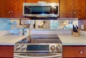 Fridge, microwave, oven, stovetop - Cozy condo with balcony, walking distance to conch house and WIFI (St. Augustine)