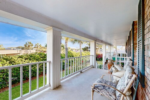 Cozy condo with balcony, walking distance to conch house and WIFI