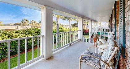 Cozy condo with balcony, walking distance to conch house and WIFI