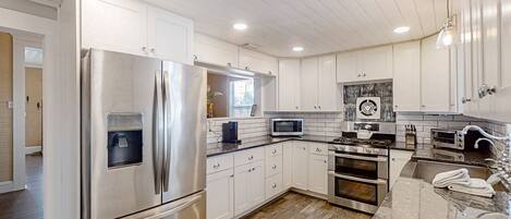 ثلاجة، ميكروويف، فرن، موقد طهي مسطح