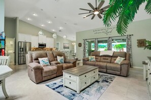 TV, bøker, stereoanlegg og kontorer