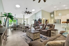 TV, bøker, stereoanlegg og kontorer