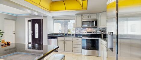 Frigorifero, microonde, forno, piano cottura