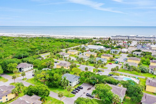 Charming Condo w/ Pool – 500 Yards to Beach, Near Lighthouse & Downtown