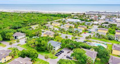 Charming Condo w/ Pool â 500 Yards to Beach, Near Lighthouse & Downtown